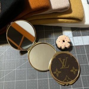 LV compact mirror